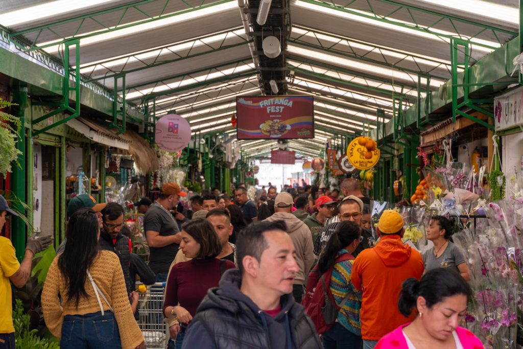 איך המשבר הכלכלי באקוודור משפיע על מחירי המזון והדלק לתושבים?